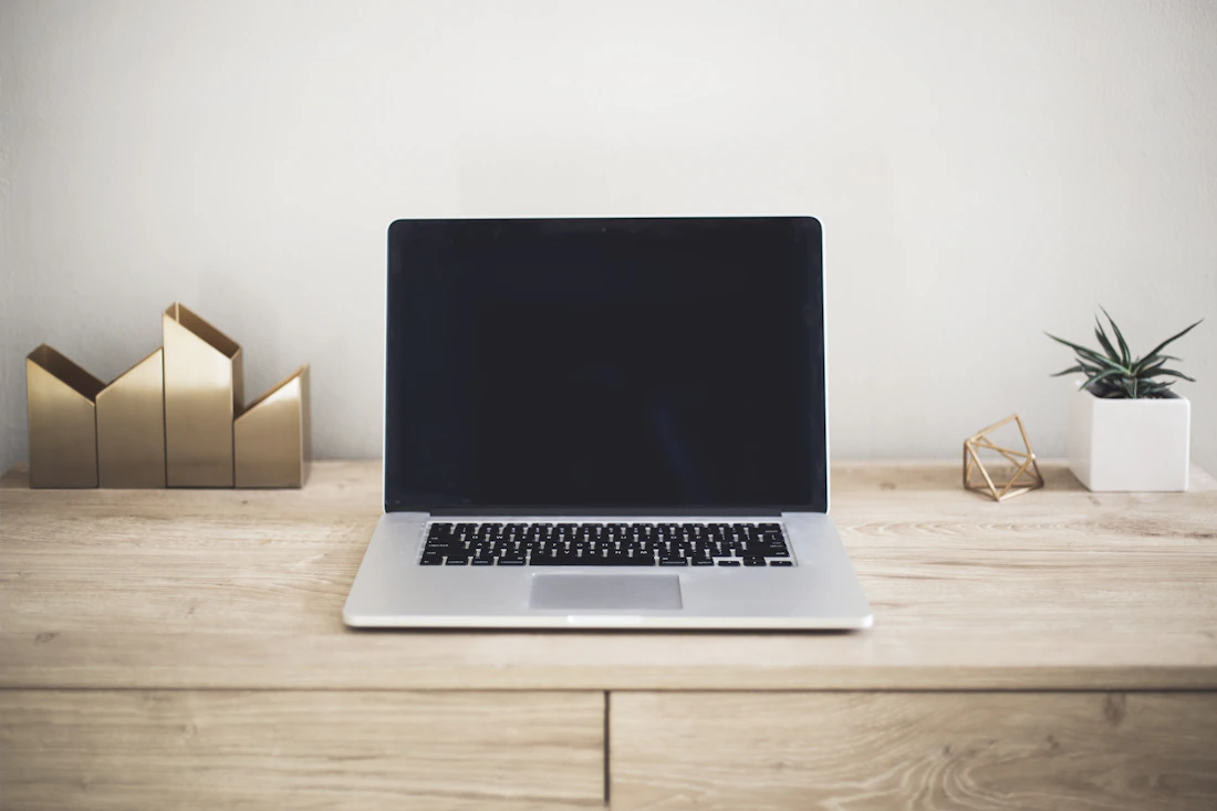 Laptop als Arbeitsplatz für die Vorbereitung von Produktinformationen